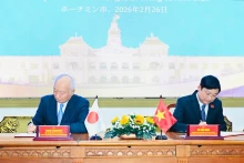 胡志明市人民议会主席武文明与山口县议会议长柳居俊学签署了胡志明市人民议会与山口县议会友好交流合作备忘录。