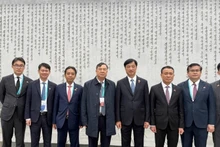 越共中央检查委员会主任阮维玉参观朝鲜劳动党建党史迹馆。