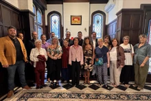 越南驻阿根廷大使吴明月与各位代表合影。