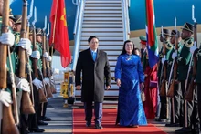 越南政府总理范明正和夫人抵达南非开始出席二十国集团领导人峰会之行。