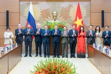 越南国会主席陈青敏会见俄罗斯联邦委员会第一副主席弗拉基米尔·弗拉基米罗维奇·亚库舍夫。