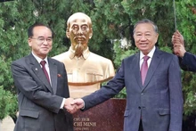 越共中央总书记苏林出席越南驻朝鲜大使馆花园胡志明主席塑像揭牌仪式。