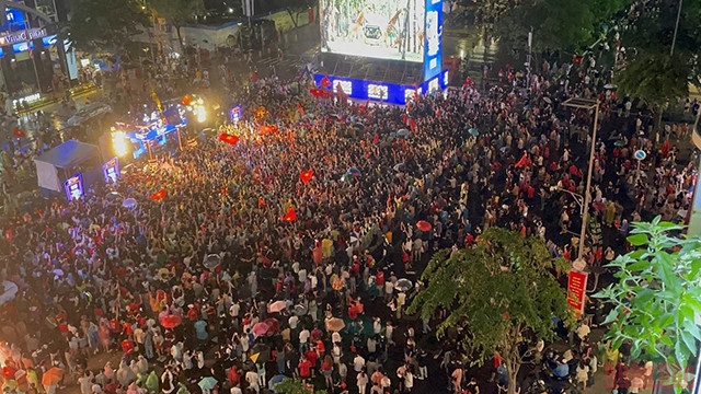 越南各地人民纷纷涌出家门 喜庆U23足球队赢得东运动男足冠军(组图) ảnh 11 越南各地人民纷纷涌出家门 喜庆U23足球队赢得东运动男足冠军(组图) ảnh 11