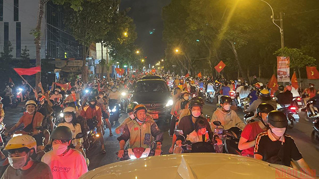 越南各地人民纷纷涌出家门 喜庆U23足球队赢得东运动男足冠军(组图) ảnh 10 越南各地人民纷纷涌出家门 喜庆U23足球队赢得东运动男足冠军(组图) ảnh 10