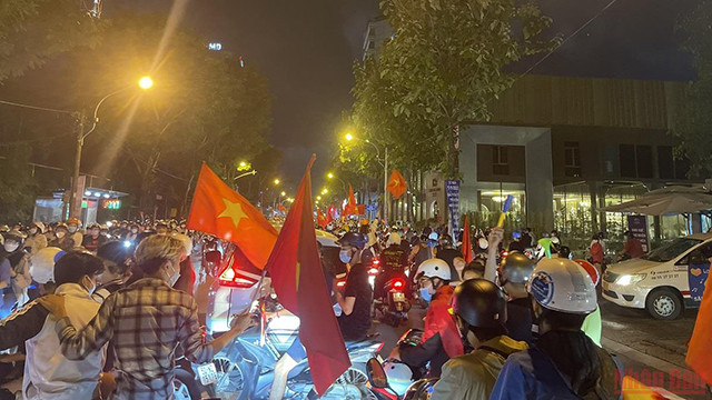 越南各地人民纷纷涌出家门 喜庆U23足球队赢得东运动男足冠军(组图) ảnh 9 越南各地人民纷纷涌出家门 喜庆U23足球队赢得东运动男足冠军(组图) ảnh 9