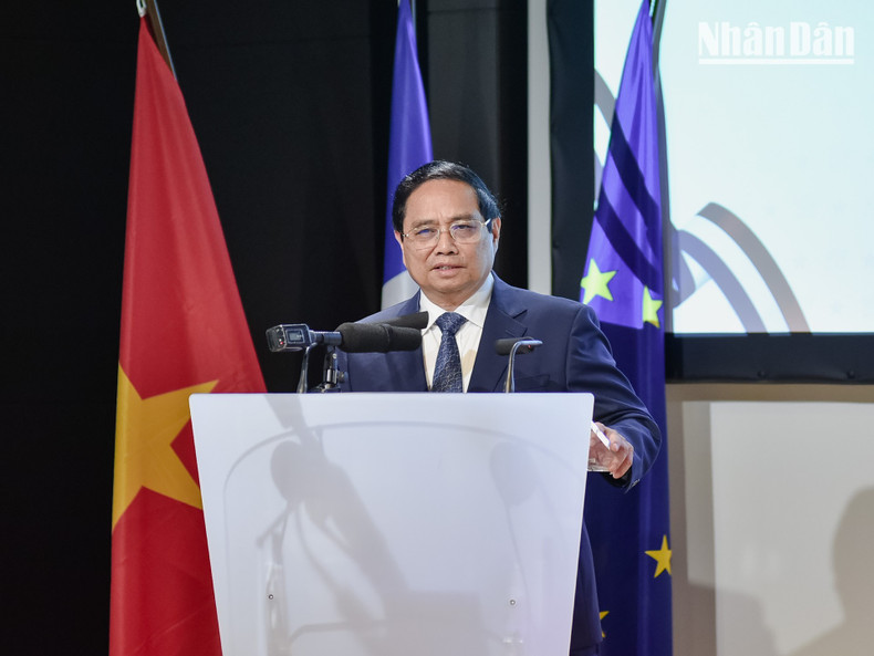 越南政府总理范明正在发表讲话中指出,越南正朝着到2045年成为高收入发达国家的目标奋进。因此, 2025年致力于实现8%以上的经济增长率,并在后续年份争取达到两位数增长。 c5-3520.jpg