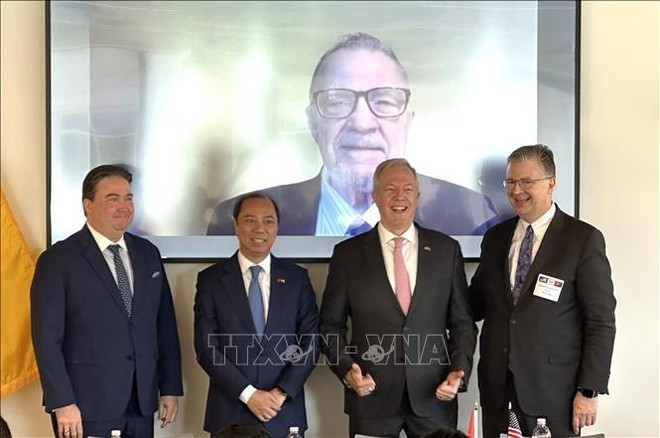 越南驻美国大使阮国勇与各位美国前驻越南大使。 m2.jpg