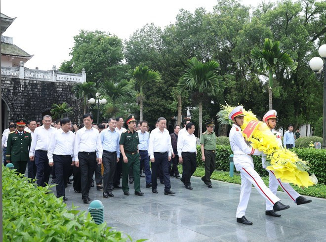 苏林总书记同各位代表向英烈们敬献鲜花。 l2.jpg