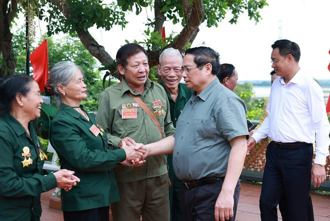 范明正总理与来到龙大二号渡轮码头历史遗址为英烈进香的前青年志愿者和火线民工亲切握手。 t3.jpg