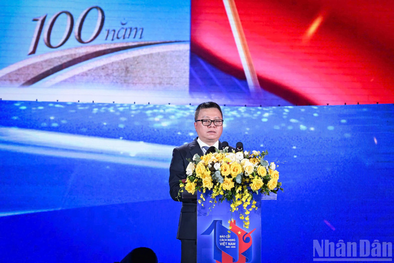 越共中央委员、人民报社总编辑、中央宣传与民运部副部长、越南新闻工作者协会主席黎国明同志在颁奖典礼上致开幕词。 b4-2058.jpg