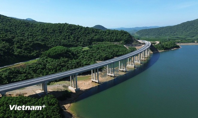 北南东部高速公路某分项目中的一座跨湖高架桥。 cau-vung-ang.jpg