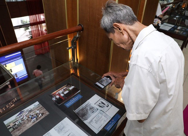 人民群众参观“越美建交30周年”展览。 m2-578.jpg
