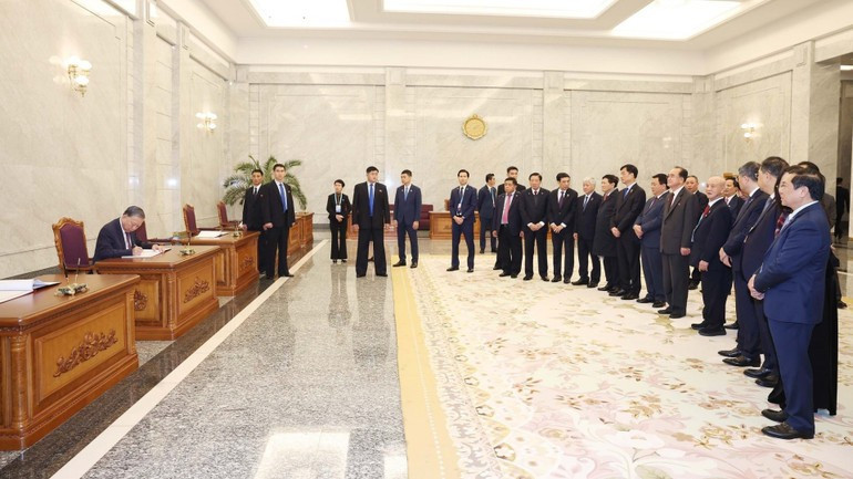 苏林总书记在留言簿上留言。 l2.jpg