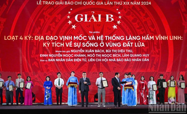 向B等奖得奖者颁发奖状。 b5-4266.jpg