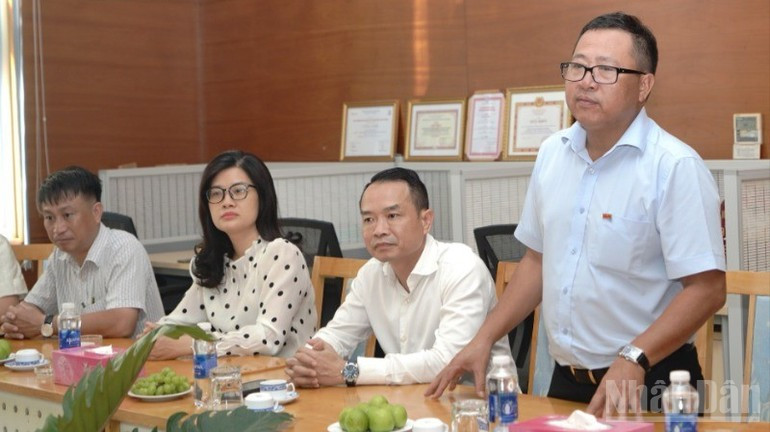 《人民报》社南部分社社长黎南斯同志向代表团介绍工作情况。 nen2.jpg