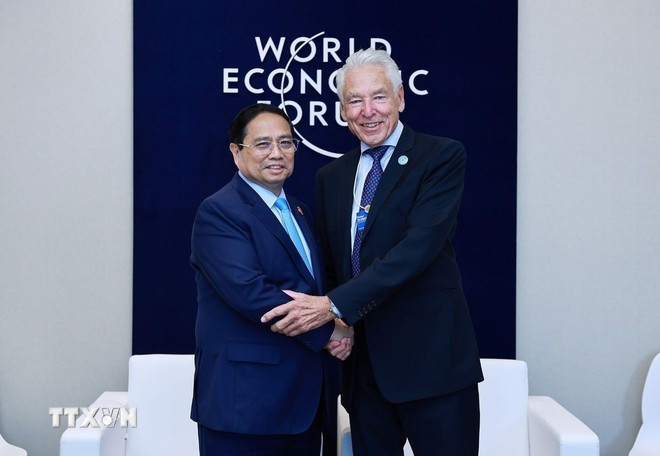 越南政府总理范明正会见世界经济论坛临时主席彼得·布拉贝克-莱特马特。 t2-4353.jpg
