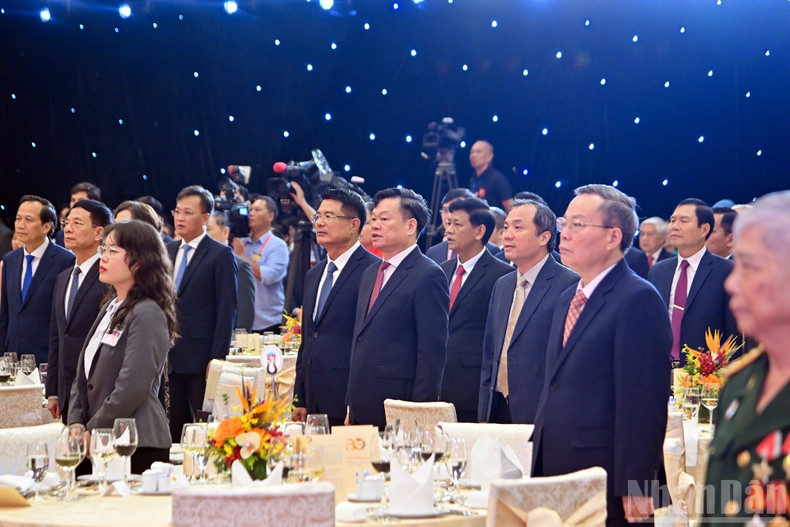 代表们在招待会上共同参加升旗仪式。 c9.jpg