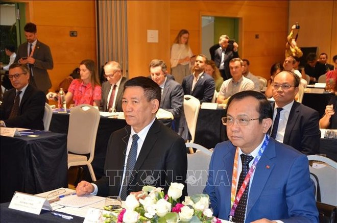 越南政府副总理胡德福出席越南与西班牙塞维利亚地区企业家座谈会。 p3.jpg