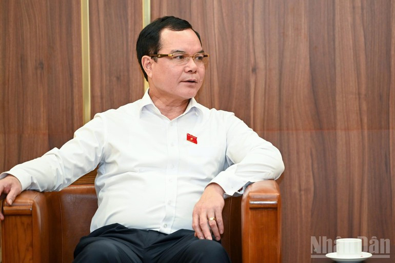 越共中央委员、越南劳动总联合会主席阮廷康同志。 l2.jpg