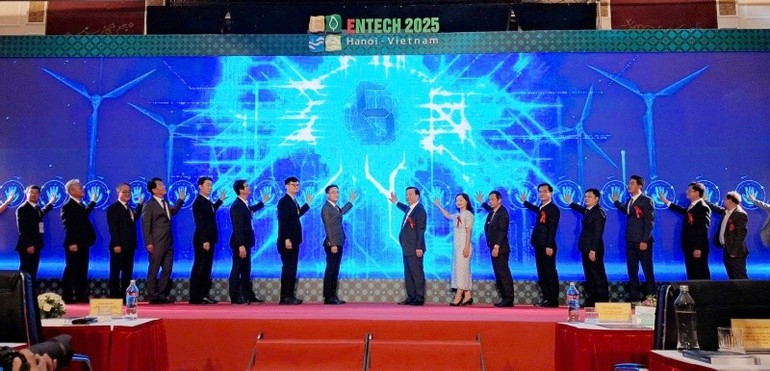 与会代表参加开幕式。 a.jpg