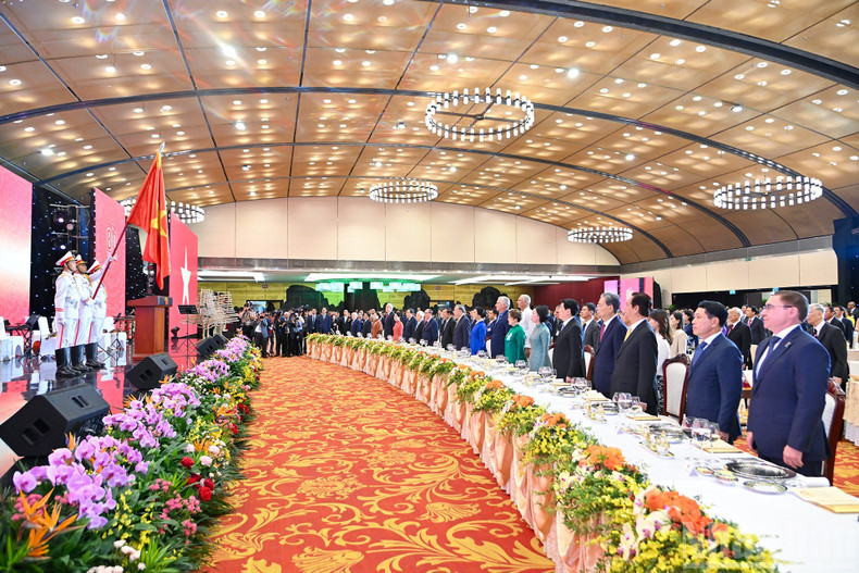越南党和国家领导人、前领导人和特邀嘉宾在招待会上共同参加升旗仪式。 c8.jpg