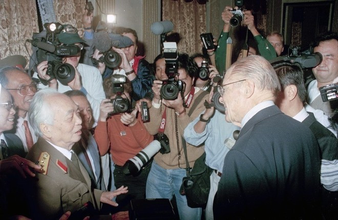 1995年11月9日,在越美实现关系正常化后,武元甲大将与曾任美国国防部长的罗伯特·麦克纳马拉曾分别在战争中担任两方军事指挥官在河内举行首次面对面会晤。 d3.jpg