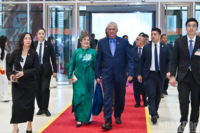古共中央第一书记、古巴国家主席米格尔·迪亚斯-卡内尔·贝穆德斯和夫人出席招待会。 c3.jpg