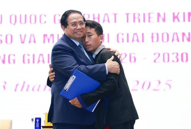 越南政府总理范明正向8月1日凌晨在奠边省沙荣乡亨普西村发生的山洪和泥石流灾难中成功拯救90名村民的村长穆阿·提(Mùa A Thi)给予支持与激励。(图片来源:越通社) p1-5497.jpg