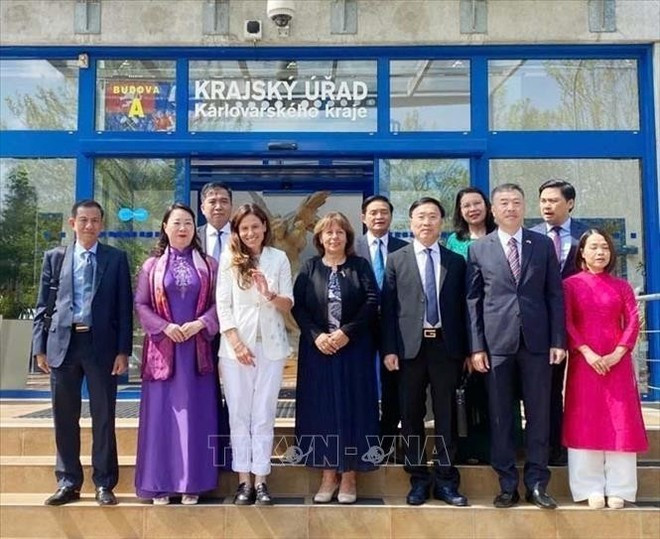 工作代表团成员与越南驻捷克大使杨怀南、卡洛维发利市市长安德烈娅·费费尔·费尔克洛娃(Andrea Pfeffer Ferklová)以及卡洛维发利州议会成员合影留念。 s2.jpg