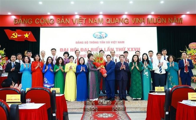 越南政府总理范明正向越通社领导集体赠送鲜花。 t4.jpg