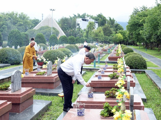 苏林总书记在奠边省敬香缅怀英雄烈士。 l3.jpg
