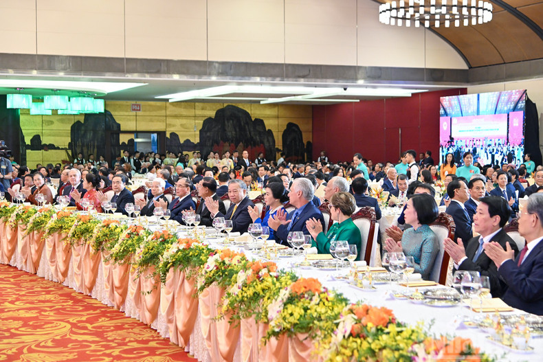 党和国家领导人、前领导人和特邀嘉宾在招待会上共同参加升旗仪式。 c10.jpg