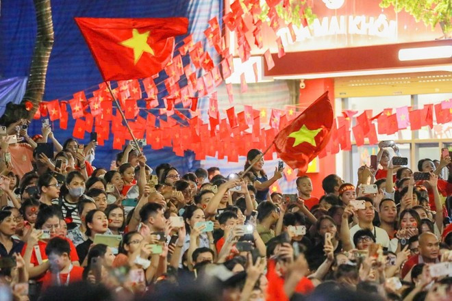 全国人民展现了自己的爱国情怀和民族自豪感。 a1-5000.jpg