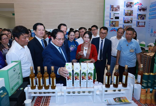 范明正总理参观少数民族的“一乡一品”产品。 p2.jpg