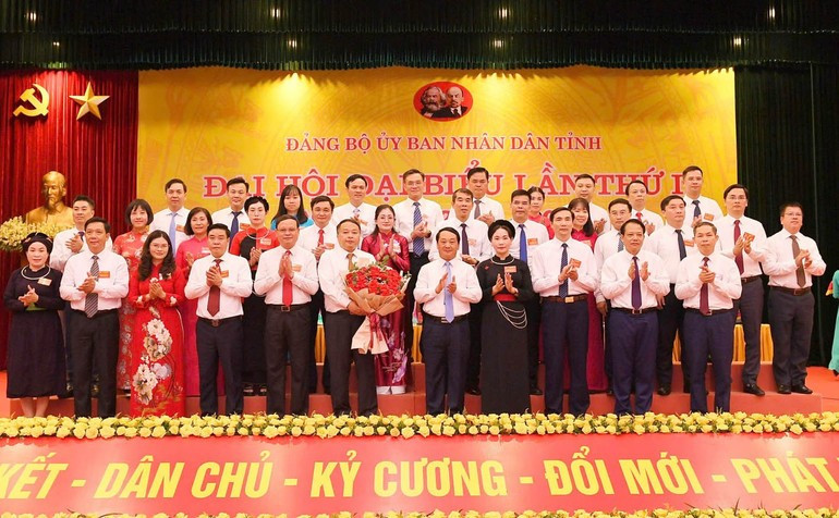 宣光省人民委员会党委委员在大会上选举产生。 t4.jpg