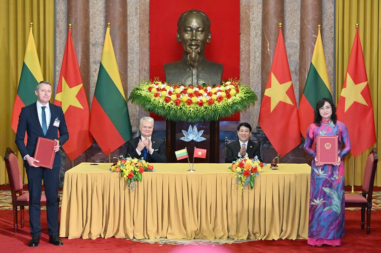 两位领导人共同见证双方文件签字仪式。 hoidam3.jpg