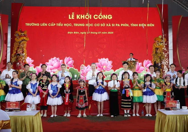 苏林总书记同儿童们合影。 to-lam2.jpg
