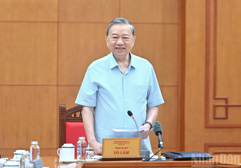 苏林总书记主持会议。 l2.jpg