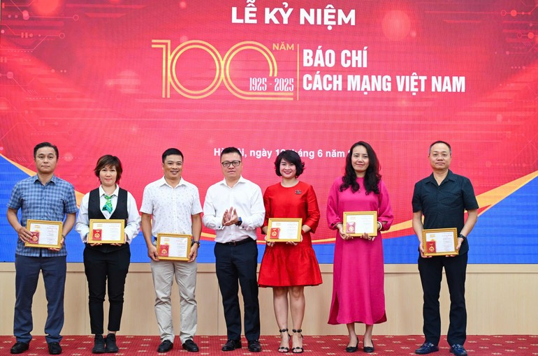 黎国明同志向《人民报》新闻工作者联合会会员授予“致力于越南新闻事业”纪念章。 g3.jpg