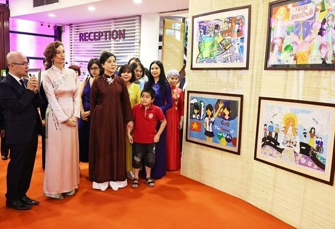 苏林总书记夫人吴芳璃与联合国教科文组织总干事奥黛丽·阿祖莱出席“我们能行”画展。 f2.jpg