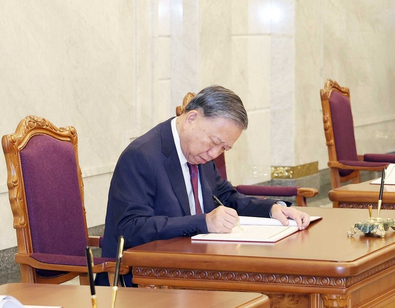 苏林总书记在留言簿上留言。 l3.jpg