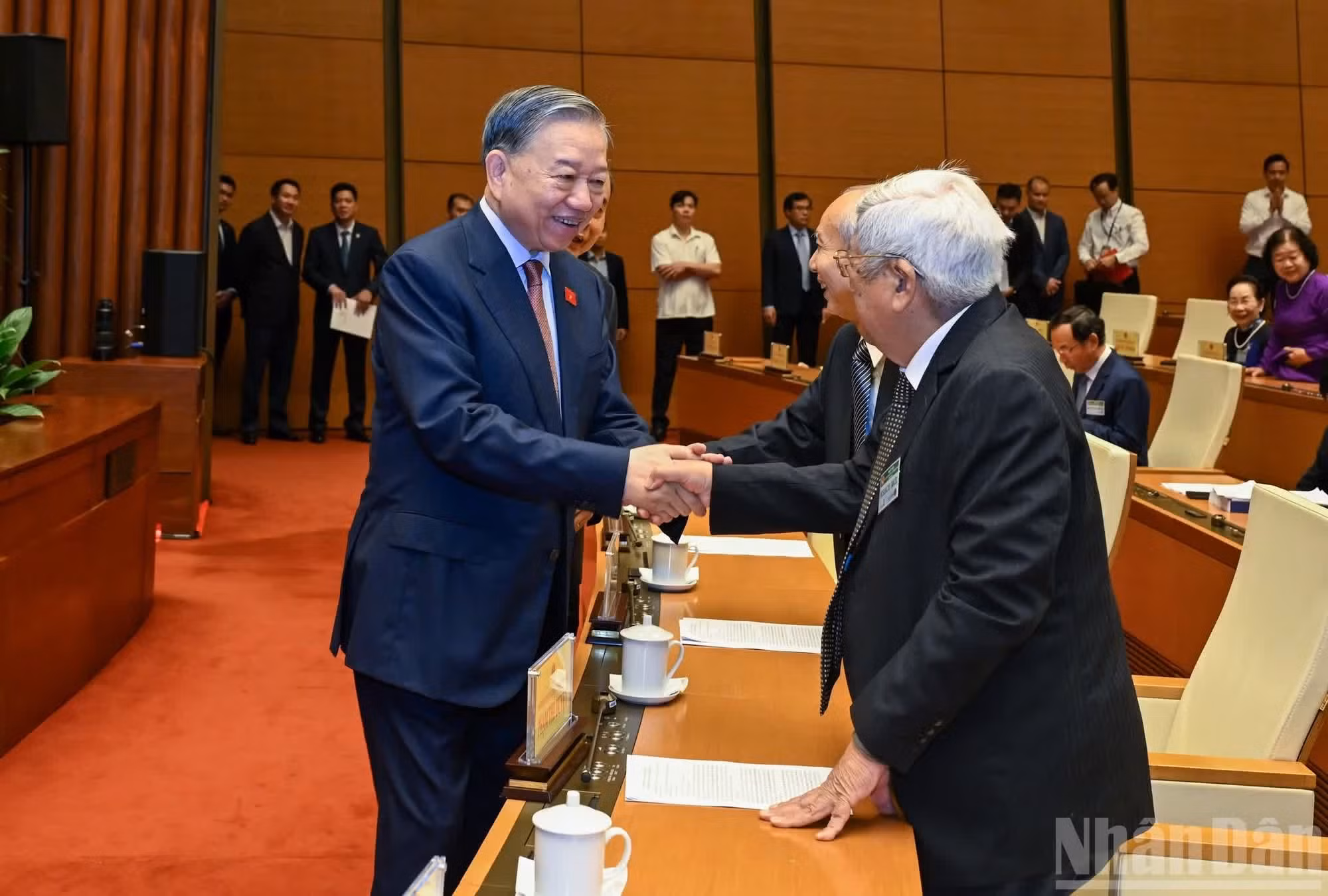 越共中央总书记苏林与各位代表亲切握手。