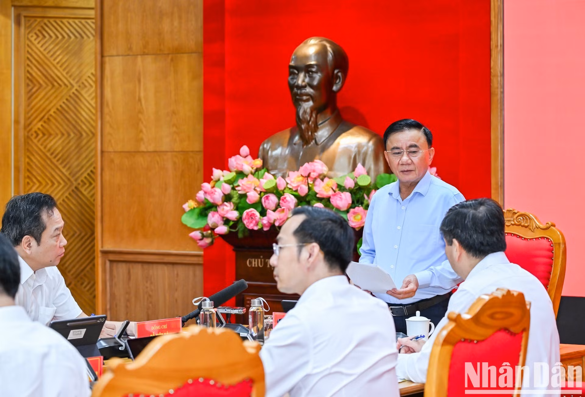 越共中央书记处常务书记、中央党机关党委书记陈锦秀在会上发表讲话。