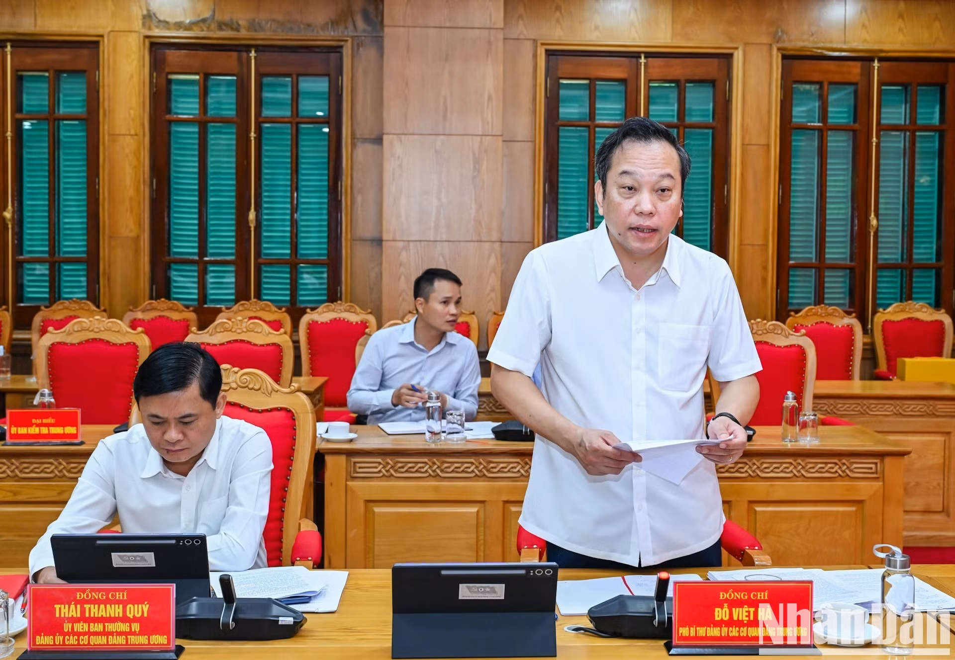 中央党机关党委专职副书记杜越河在会上作出报告。