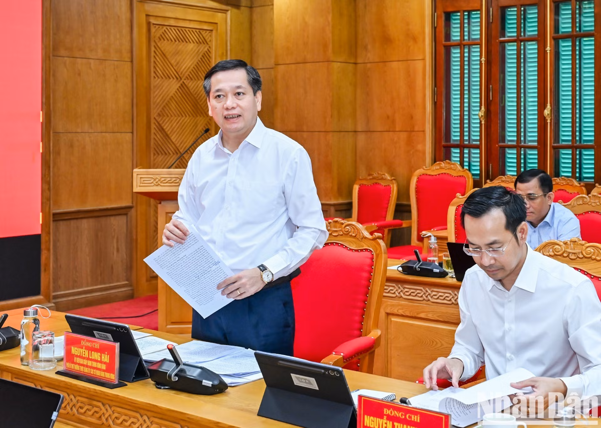 中央党机关党委常务副书记阮龙海在会上作出报告。