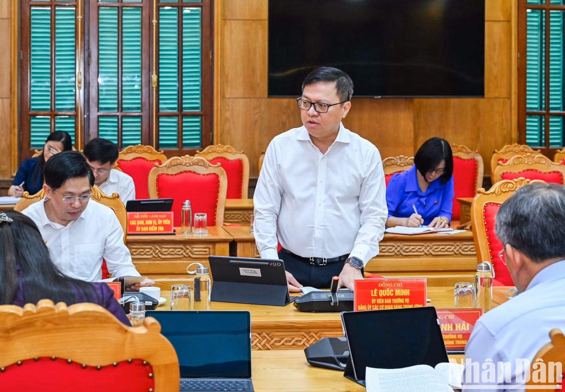 越南《人民报》社总编辑黎国明在会上发表讲话。