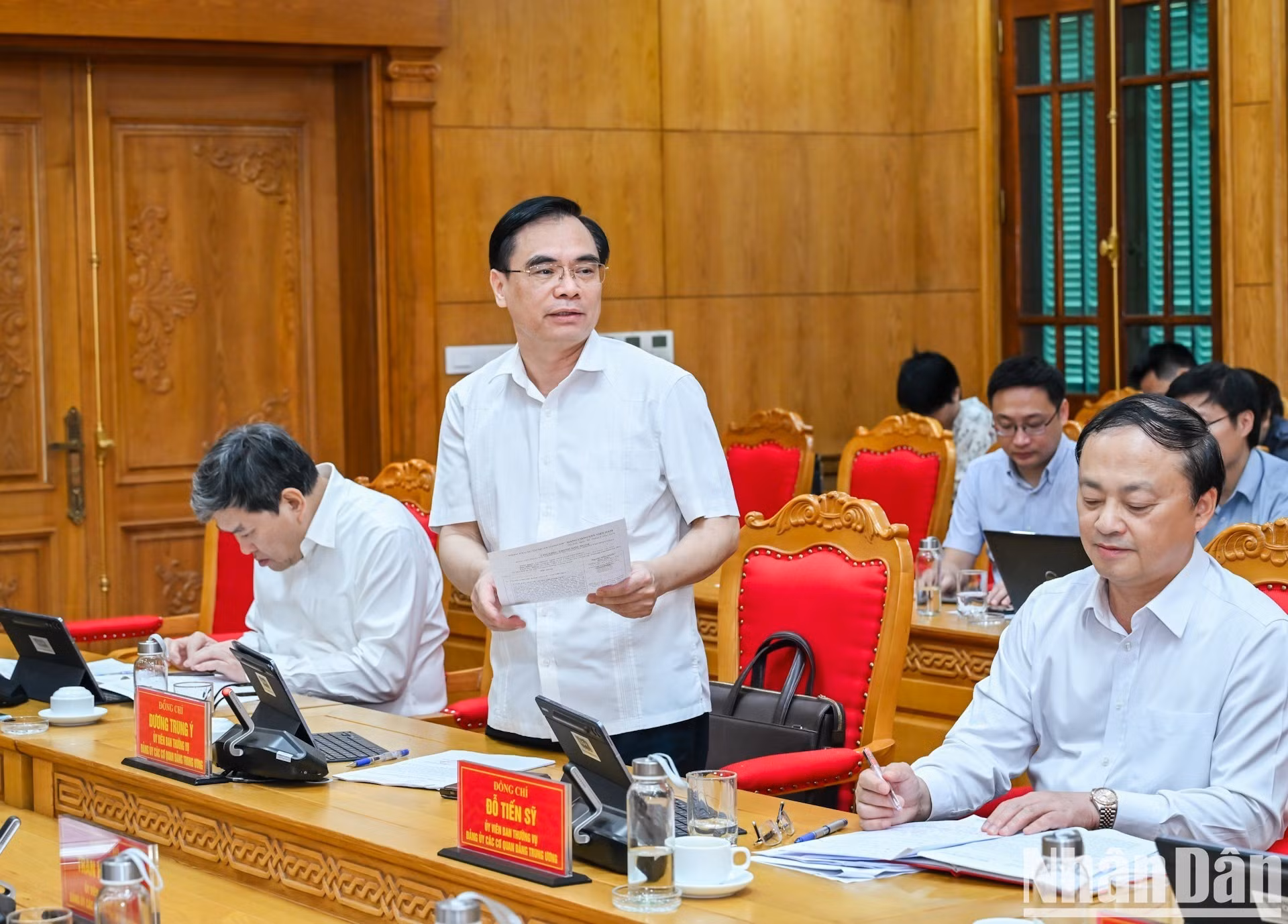 《共产主义杂志》总编杨忠意在会上发表讲话。