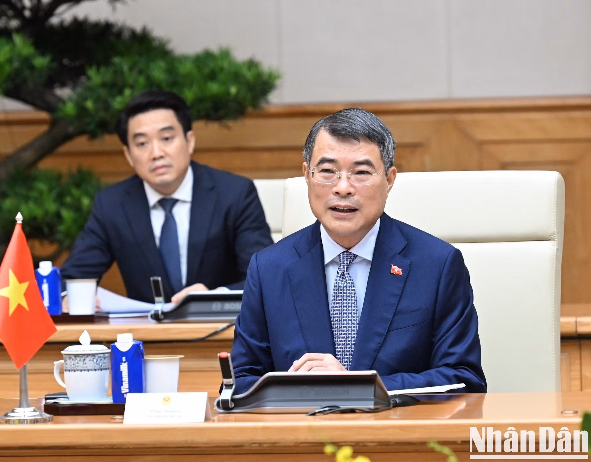 黎明兴总理在会上发表讲话。