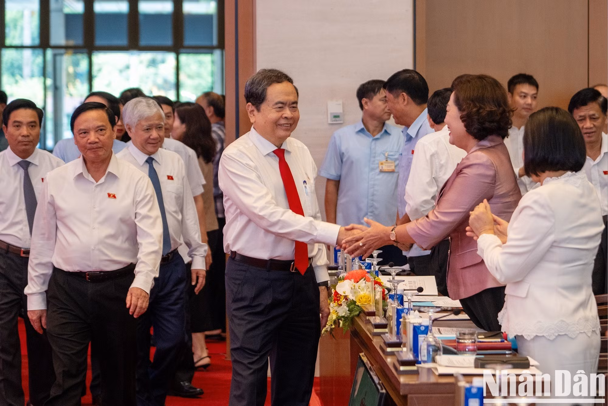国会主席陈青敏与出席2026年国会监督活动论坛的代表们握手。