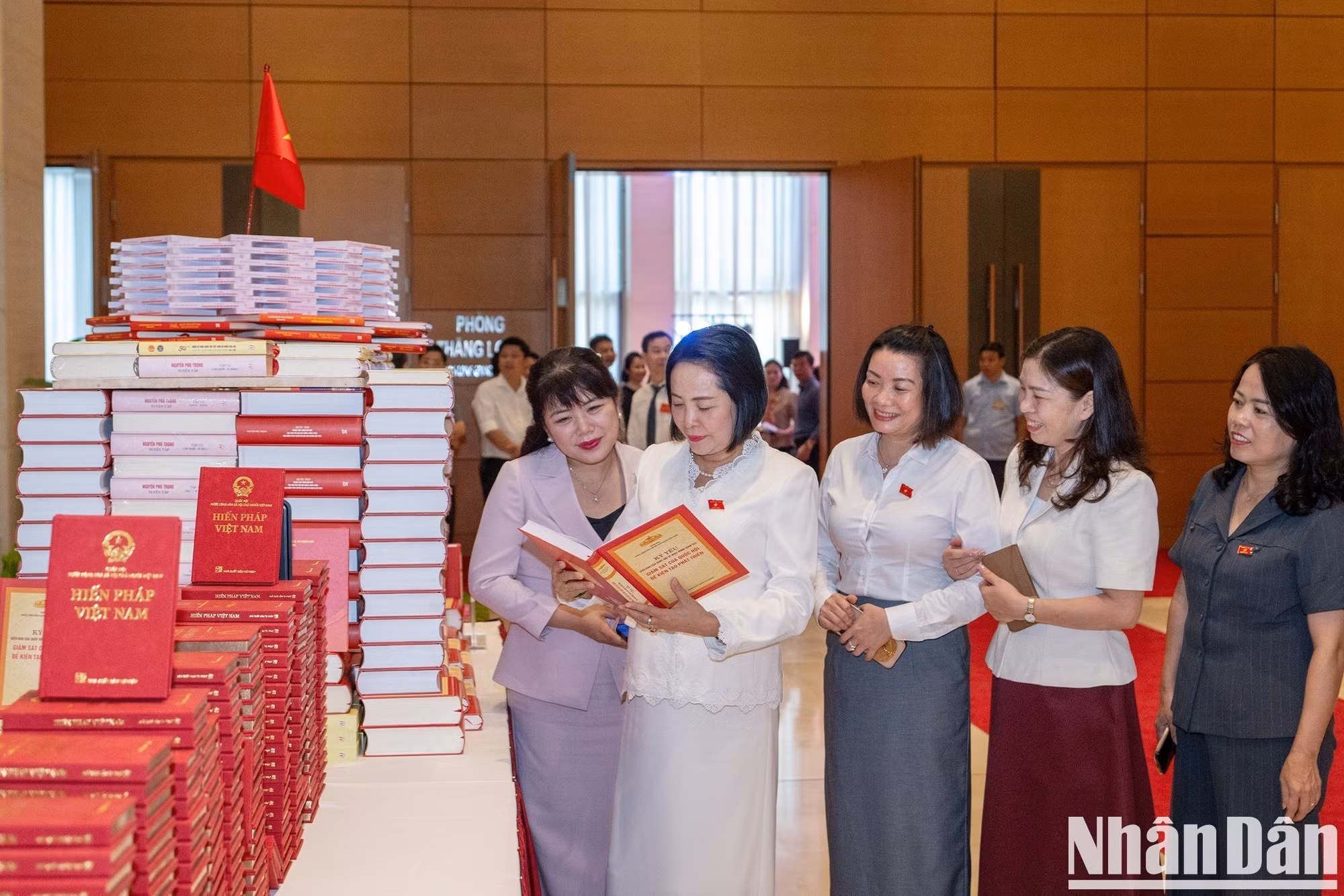 国会副主席阮氏青以及各位代表在论坛期间参观了展览。